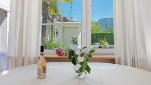 Et værelse med et bord, en vase med blomster og en flaske.