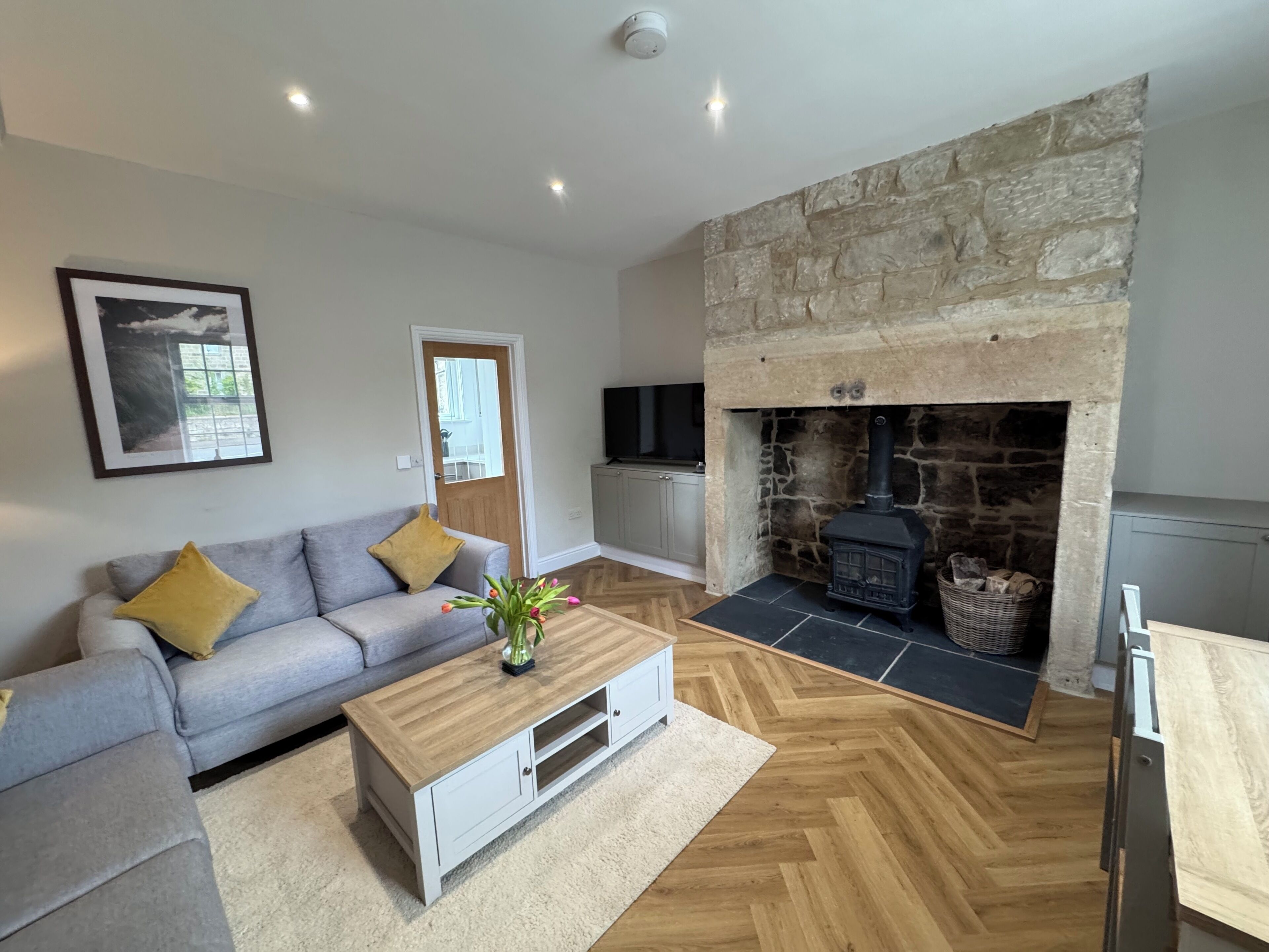 Una Smart TV, una chimenea