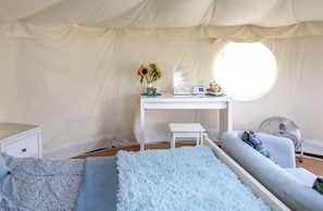 1 bedroom, bed sheets