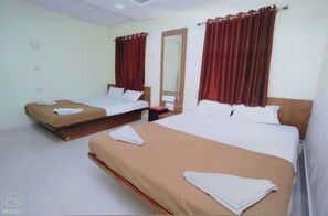 Room - Rajhuns Deluxe Lodging (Kolhapur)