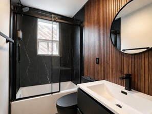 Bathroom - 5 min Downtown | 4 People | AC | The Salvador Dali (Québec City)
