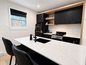 Private kitchen - 5 min Downtown | 4 People | AC | The Salvador Dali (Québec City)