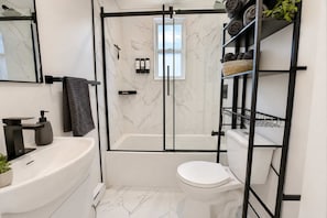 Douche, séchoir à cheveux, serviettes fournies, shampooing