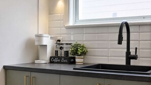 A kitchen with a coffee bar, a sink, and a window. - Familles & Groups | 3 Bedrooms for 8 | A/C | U9 (Québec City)
