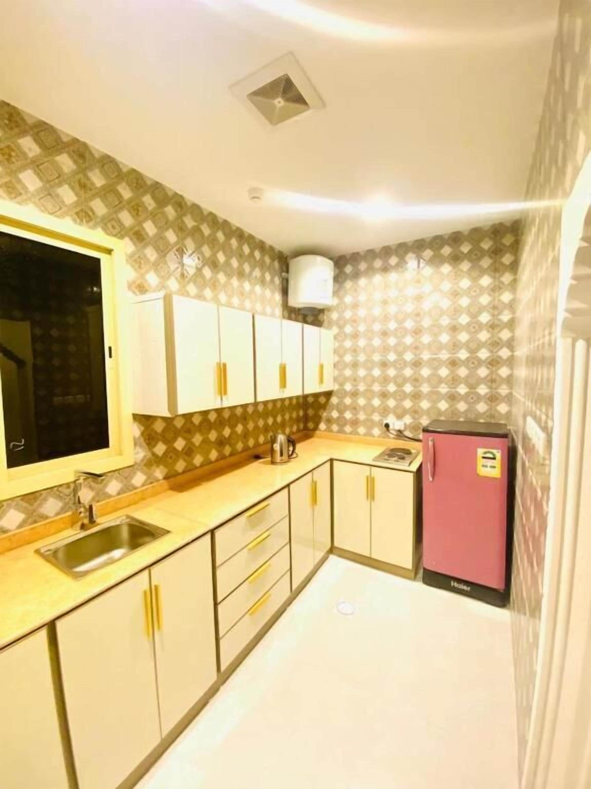 Family Suite, City View | Private kitchen
