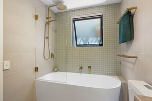 Apartment | Bathroom - Peaceful 1-bed Apartment Near Brisbane's Heart (Brisbane)