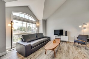 Interior - Panoramic Views! Hilltop Haven in Seattle (Seattle)