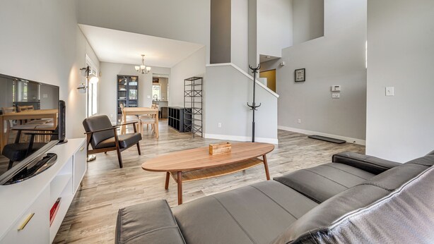 Ein modernes Wohnzimmer mit Sofa, Couchtisch und Fernseher.