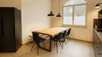 Deluxe Apartment, 5 Bedrooms, Non Smoking | Dining
