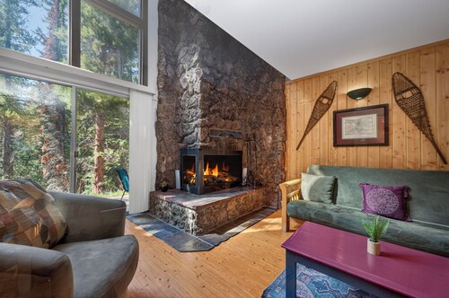Lovely townhome, river views, 2 private decks, close to town