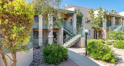 Hike, Swim & Shop: Tucson Condo w/ Balcony