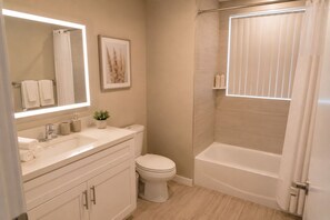 Superior-Zimmer | Badezimmer | Kostenlose Toilettenartikel, Haartrockner, Handtücher, Seife