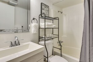 Interior - Dock Access! Condo 5 Mi to Okaloosa Island Beach (Mary Esther)