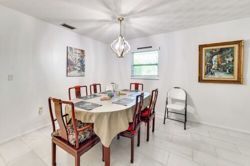 5 Mi to Venice Beach! Remote-work-ready Retreat