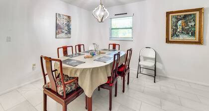 5 Mi to Venice Beach! Remote-work-ready Retreat