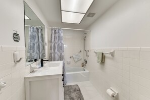 Interior - 5 Mi to Venice Beach! Remote-work-ready Retreat (Venice)