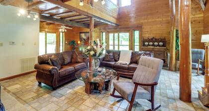 Game Room + Roof Deck: Ozarks Group Getaway!