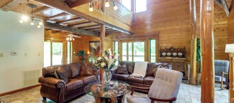 Game Room + Roof Deck: Ozarks Group Getaway!