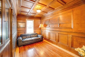 A room with a wooden floor, a leather sofa, a lamp, and a framed picture on the wall. - Charming Sonoma Wine Country Home Base w/ Extras (Cloverdale)
