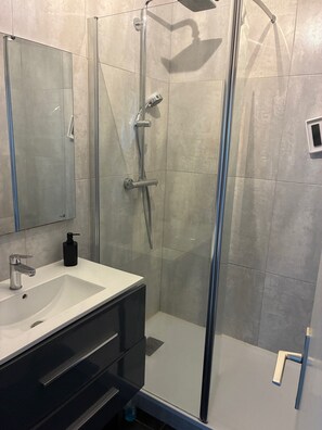 Bathroom - Apartment near town center and beach (La Rochelle)