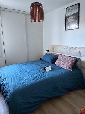 Room - Apartment near town center and beach (La Rochelle)