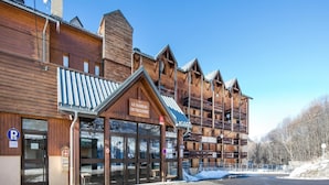 Een houten gebouw met een bord waarop 'LE HAMEAU DE VALLOIRE' staat.