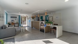 Uma área de recepção moderna com balcão, assentos e vista para o exterior.