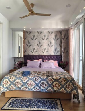 Escritorio, wifi gratis y ropa de cama 