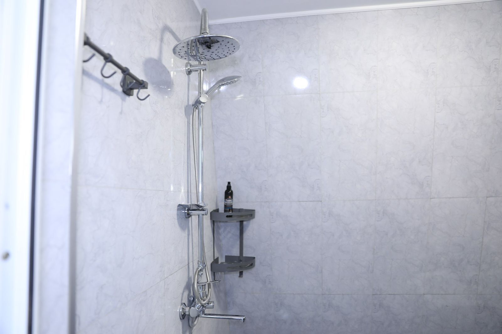 Secador de pelo, toallas y papel higiénico