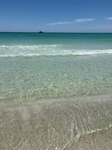 NEW! Blue Moon Bungalow. Newly Renovated. Gulf Views! 2 minutes from Beach. ☀️