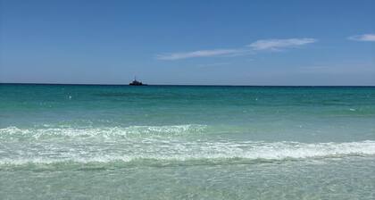 NEW! Blue Moon Bungalow. Newly Renovated. Gulf Views! 2 minutes from Beach. ☀️