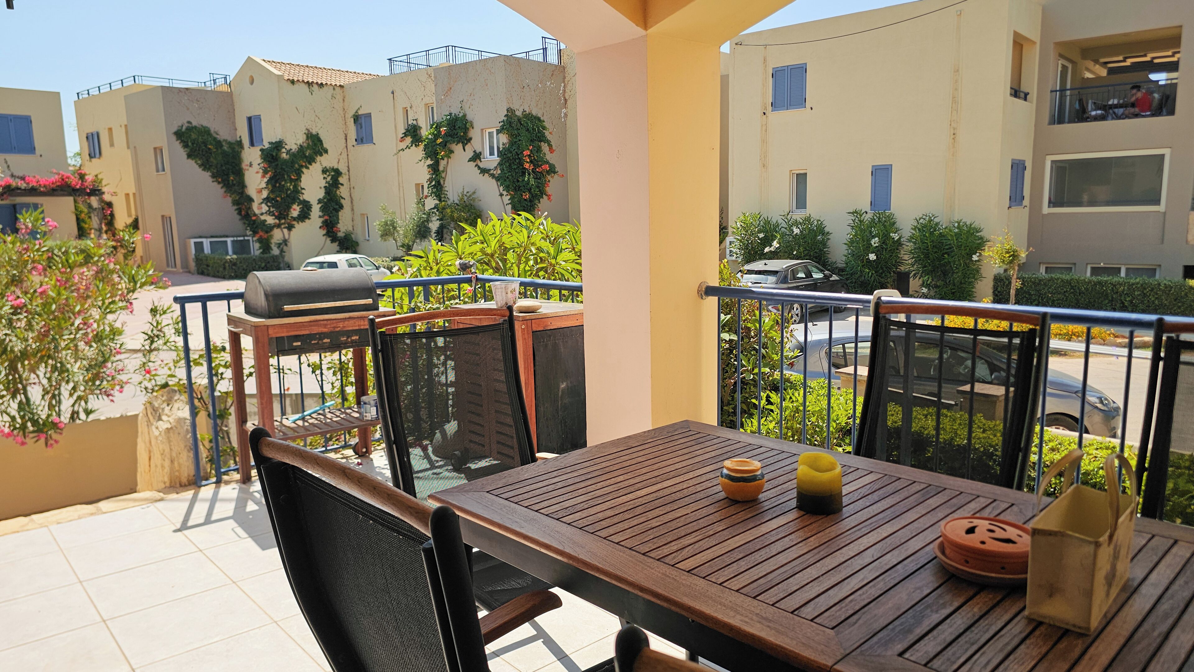 Departamento clásico, vista a la alberca | Restaurante al aire libre