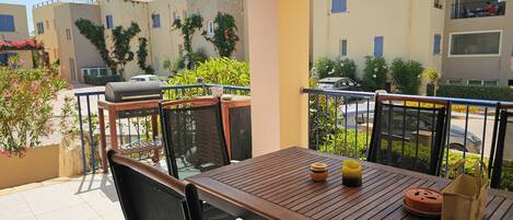 Apartamento clásico, vistas a la piscina | Restaurante al aire libre
