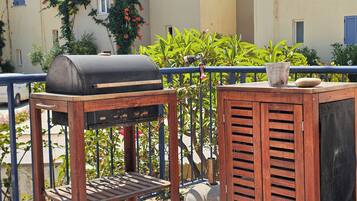 Classic Apartment, Pool View | Property grounds