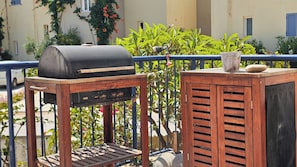 Apartamento clásico, vistas a la piscina | Jardines del alojamiento