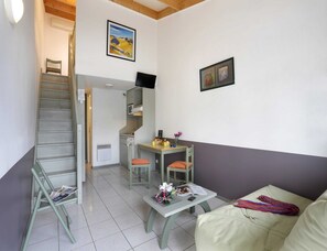 Living room - Comfort Stay Near Toulouse for 2 (Merville)