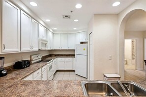 Private kitchen - Sunlit Escape Resort Stay (Kissimmee)