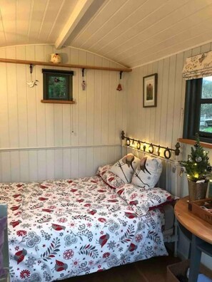 1 bedroom, free WiFi, bed sheets - Robins Rest Luxury Shepherds Hut in the North York Moors. (Rosedale Abbey)