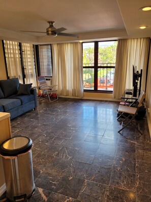 Interior - Comfy 1-BR condo with AC in soothing Lahaina (Lahaina)