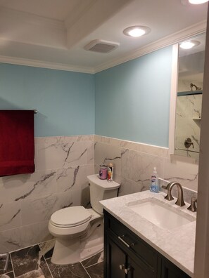 Ein Badezimmer mit Toilette, Waschbecken und Spiegel.