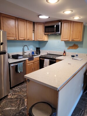 Private kitchen - Comfy 1-BR condo with AC in soothing Lahaina (Lahaina)
