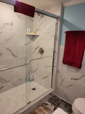 Shower, hair dryer, towels, soap - Comfy 1-BR condo with AC in soothing Lahaina (Lahaina)