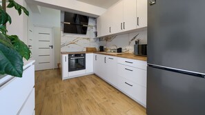 House (2) | Private kitchen | Fridge, stovetop, electric kettle, cookware/dishes/utensils - Dom Sun&Snow Wichrowe Wzgórze (Sianożęty)
