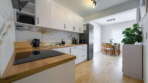 Casa (2) | Cocina privada | Refrigerador, parrilla de estufa y tetera eléctrica 