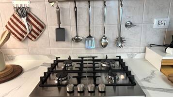 Cafetera y tetera, refrigerador, microondas y horno