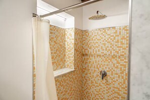 Shower, hair dryer, towels - The Green House - Lucca Holiday Apartment with Wi-Fi (Lucca)