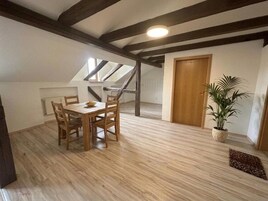 Apartment, Multiple Beds, Private Bathroom | Dining