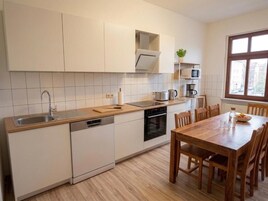Apartamento, 3 quartos, banheiro privativo | Cozinha privada