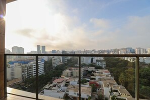 2 bedrooms, Internet - w Upscale 2BR Duplex w Balcony in Miraflores (Lima)