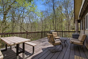 Outdoor dining - Beech Mt Pet Friendly Cabin - Trails + Fire Pit! (Beech Mountain)
